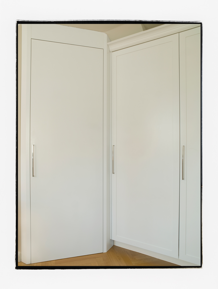 Schrank mit weissem Schleiflack